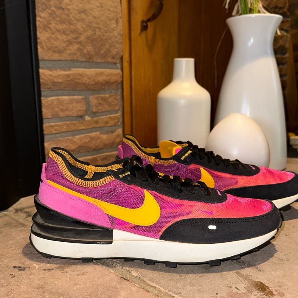 NIKE sneaks, barely used